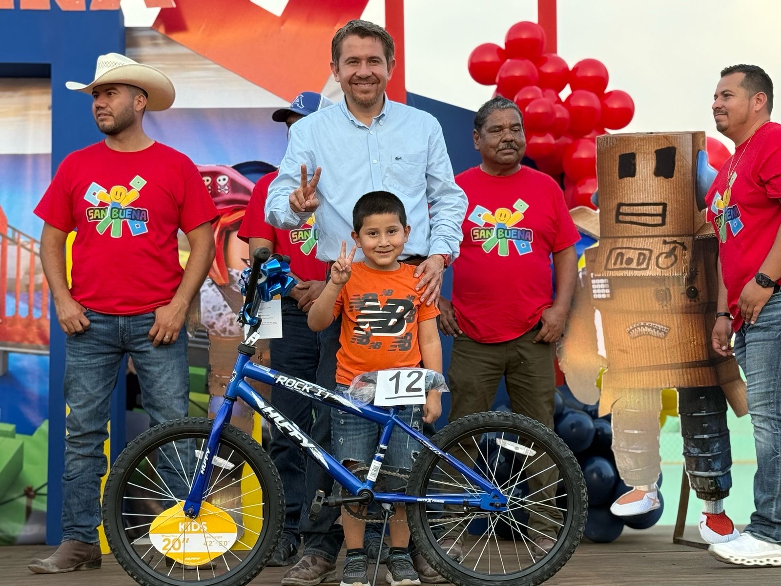 Festeja Hugo a las niñas y niños de SB