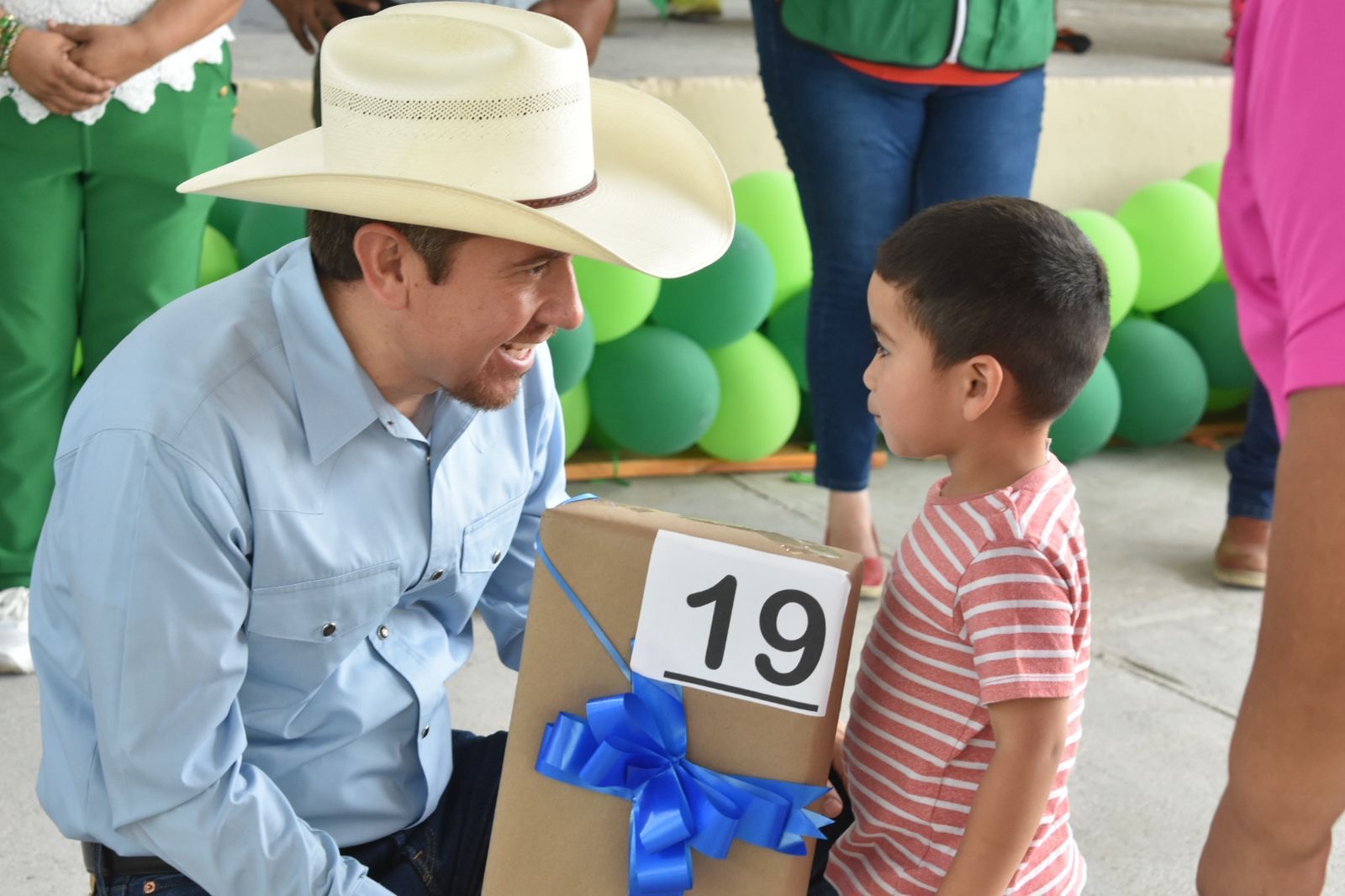 Lleva Hugo alegría a niños de ejidos de SB
