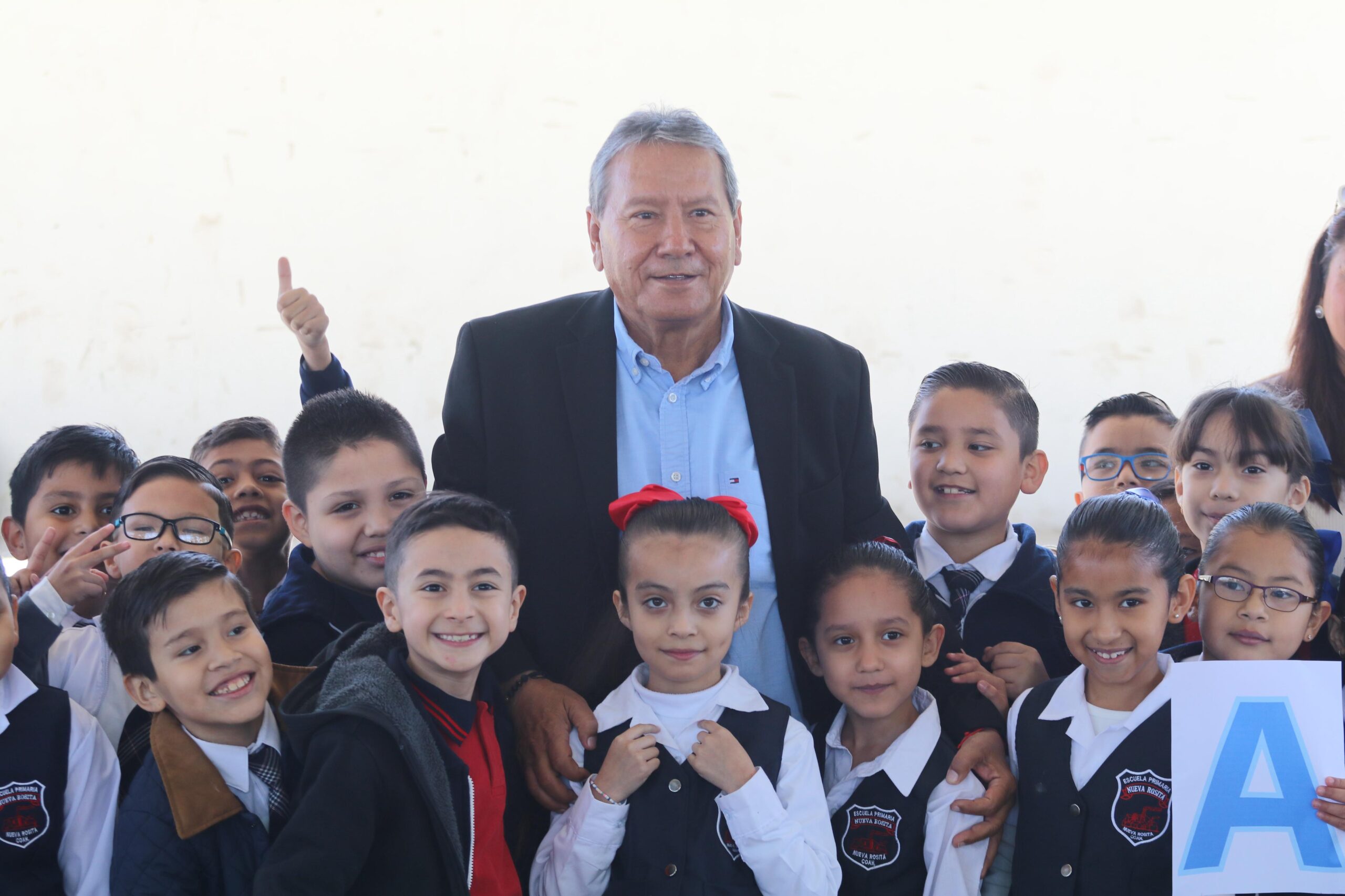 Entregará Óscar Ríos minisplits a escuelas