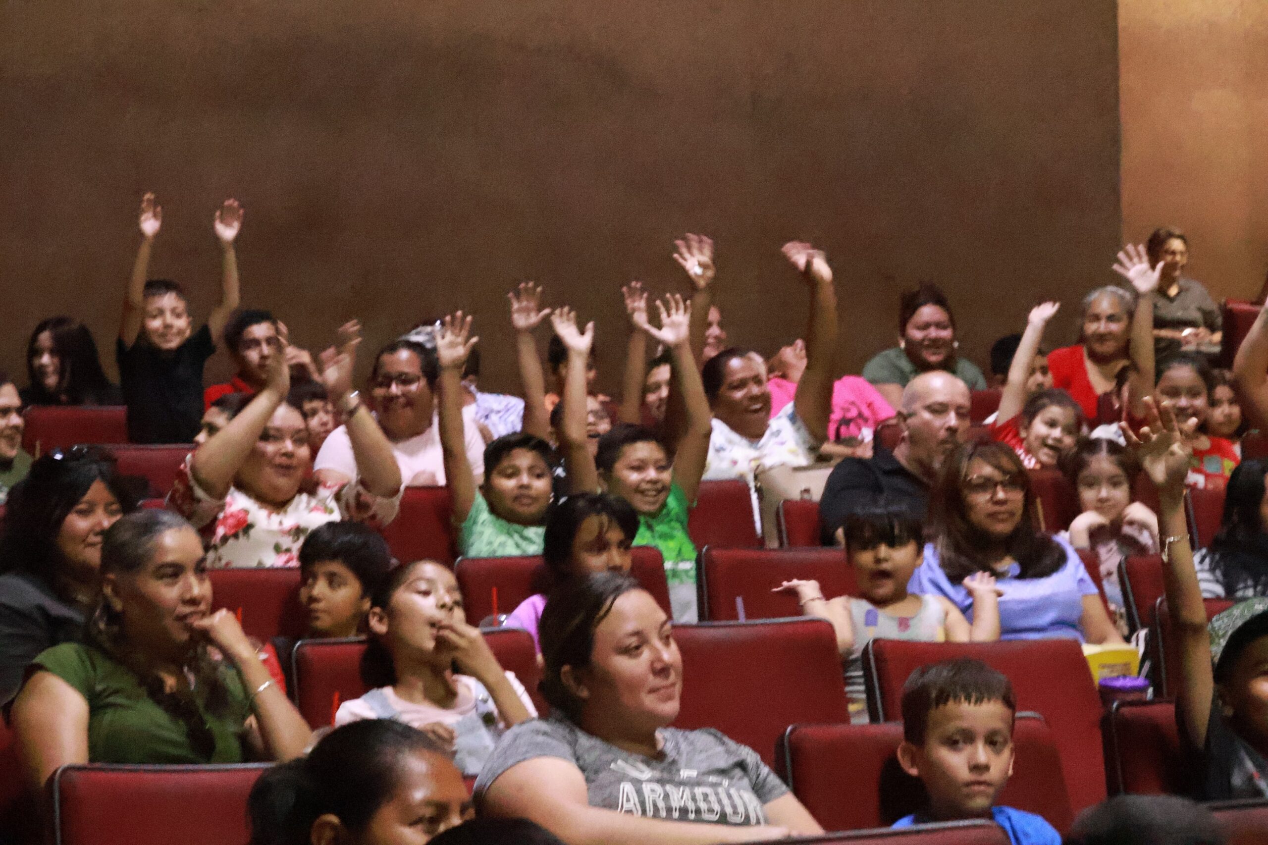 Invita Oscar Ríos a los niños al cine