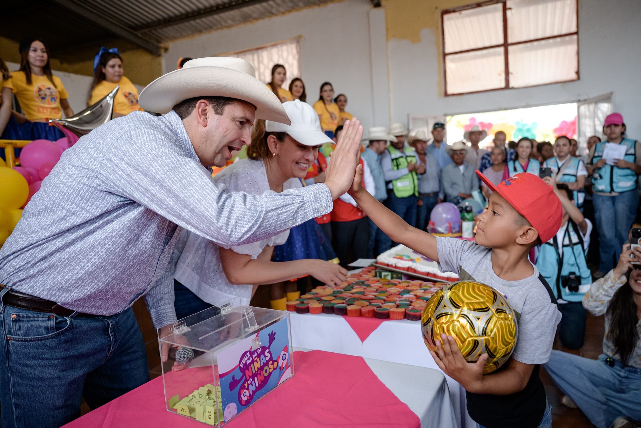 Celebran Javier y Luly a niños en San Juan de la Vaquería