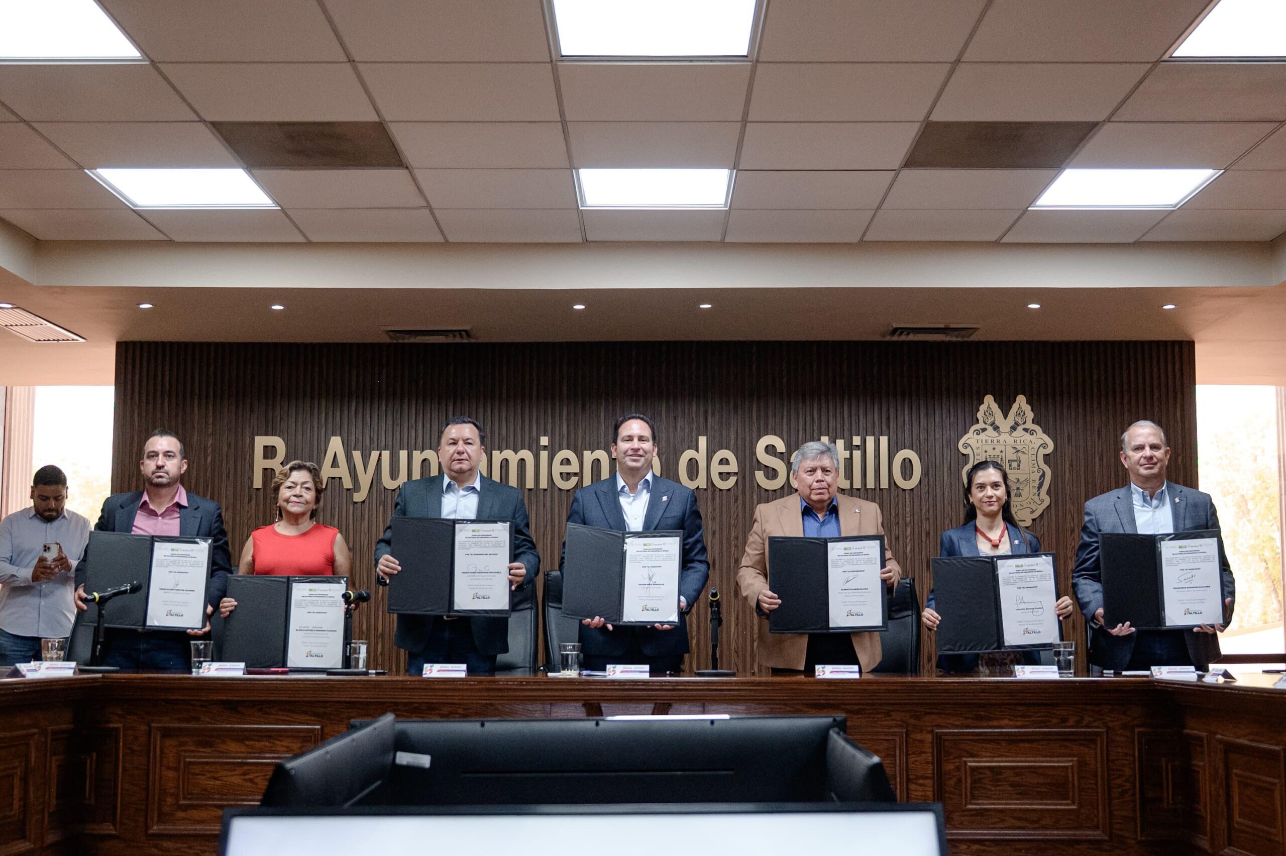 Pacta Javier Díaz con SDR y UAAAN