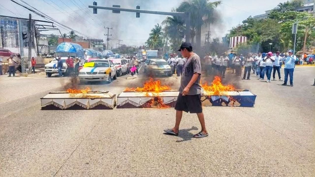 Bloquean taxistas entrada de Acapulco con ataúdes