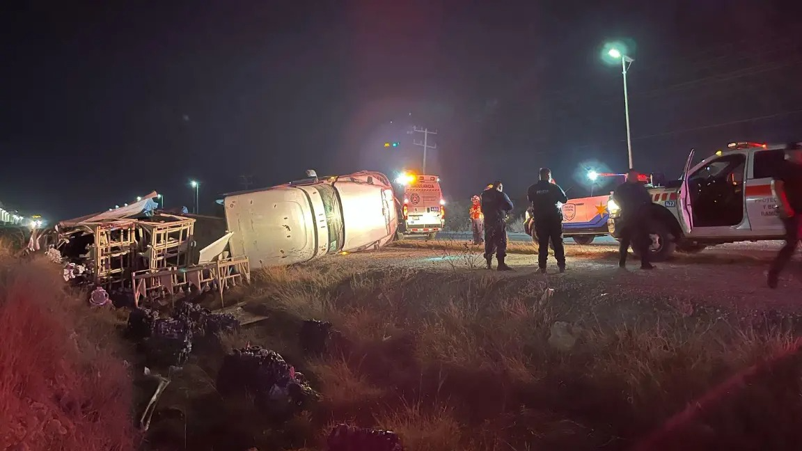 Deja chofer tráiler volcado y se fuga