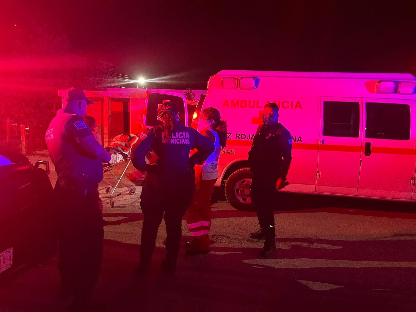 Cae mujer en vías y ferrocarril la lesiona
