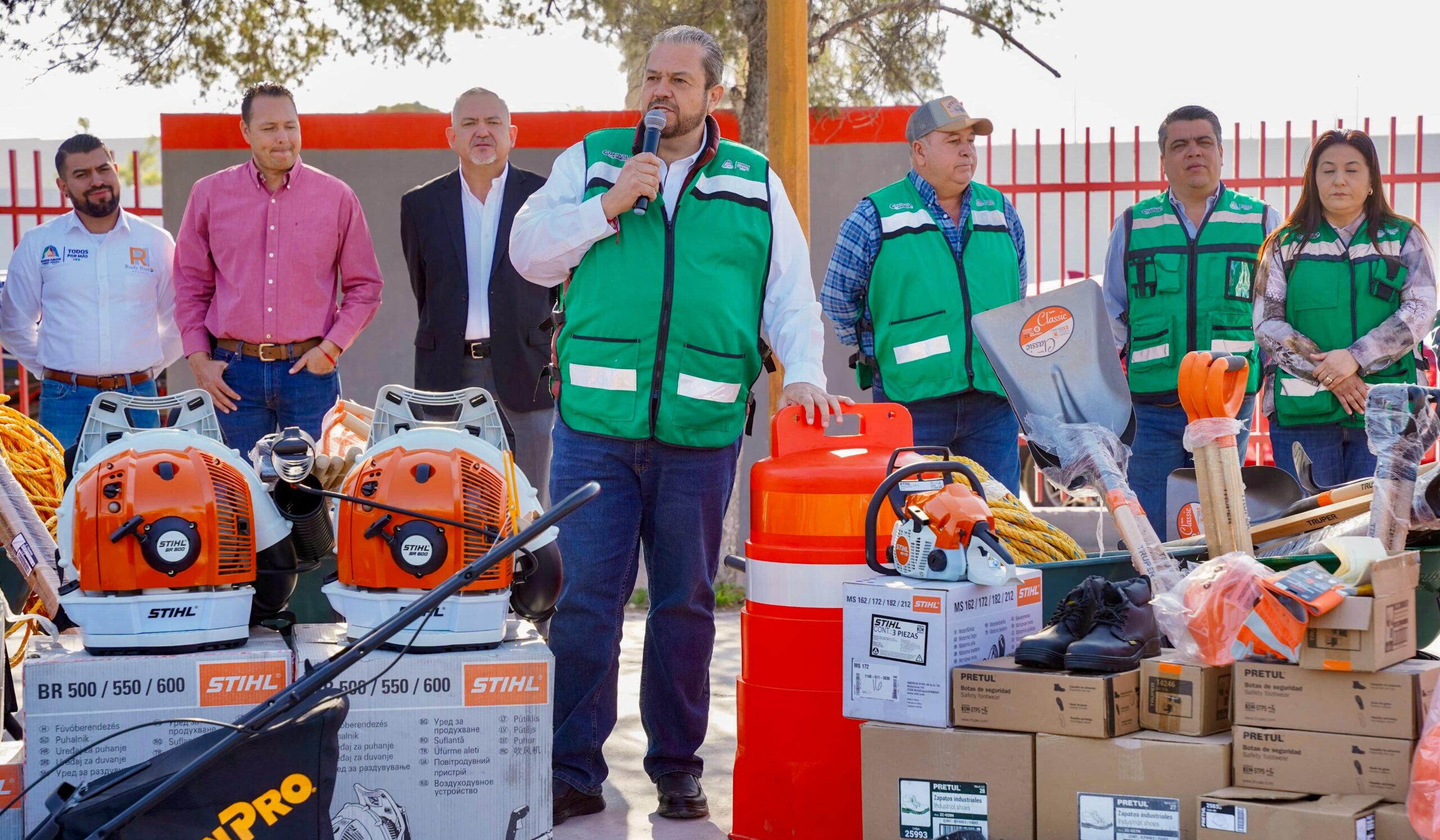 Entrega Tomás equipo para una ciudad limpia
