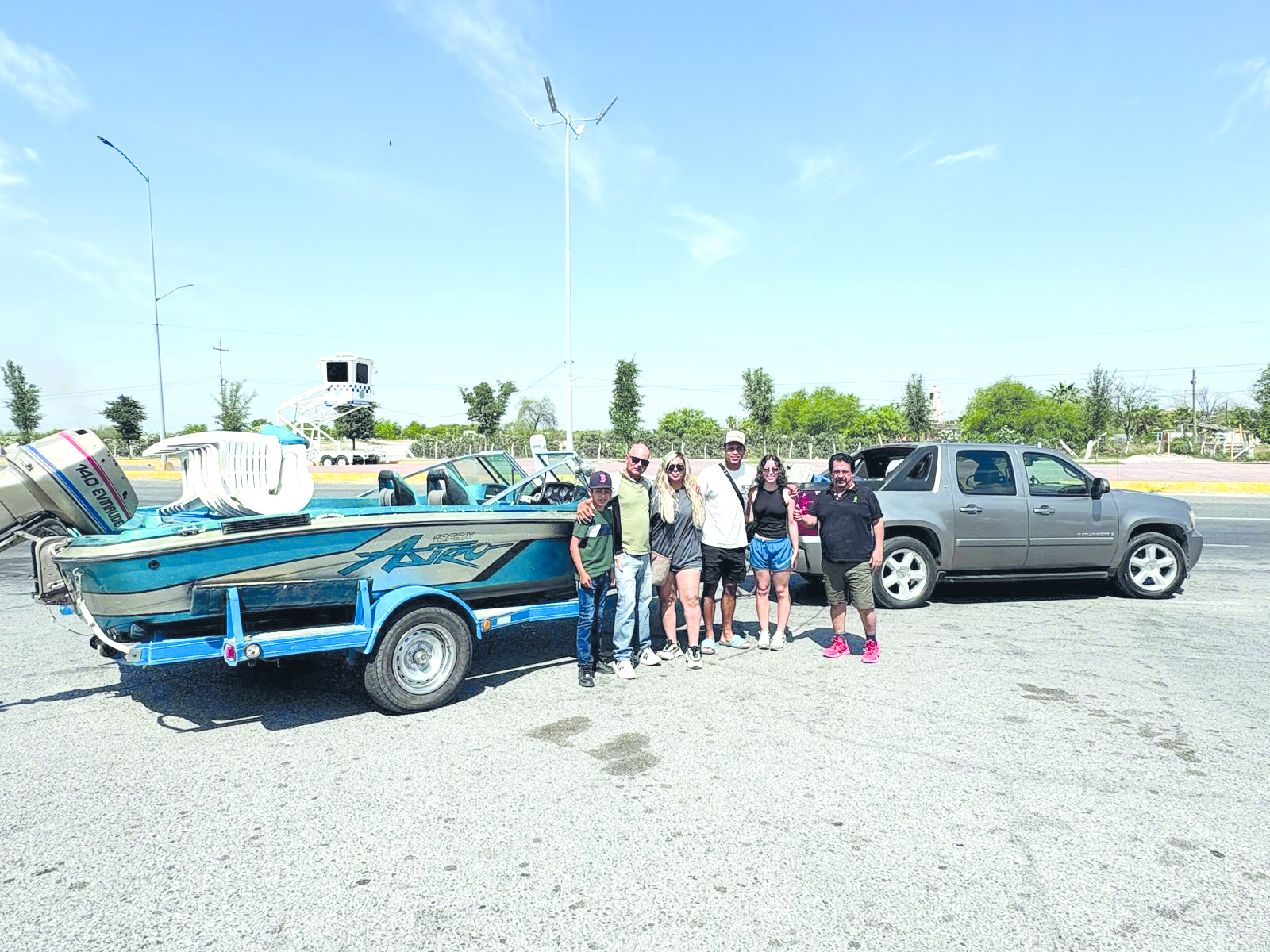 Desplazan sus lanchas; familias rumbo a presas