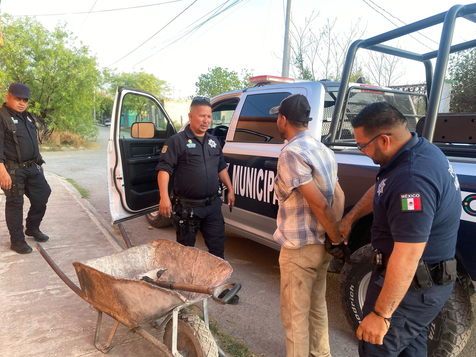 Detienen a un hombre en Agujita por tirar escombro