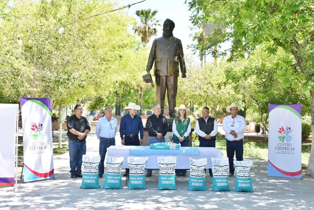 Entrega de Semillas de Sorgo a Ejidatarios por Parte del Alcalde Víctor Manuel Leija Vega