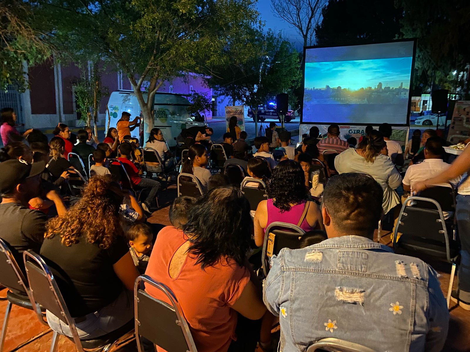 La alcaldesa Adriana Valdéz lleva cine, cultura y convivencia a las familias de Ocampo con Cine Móvil Toto