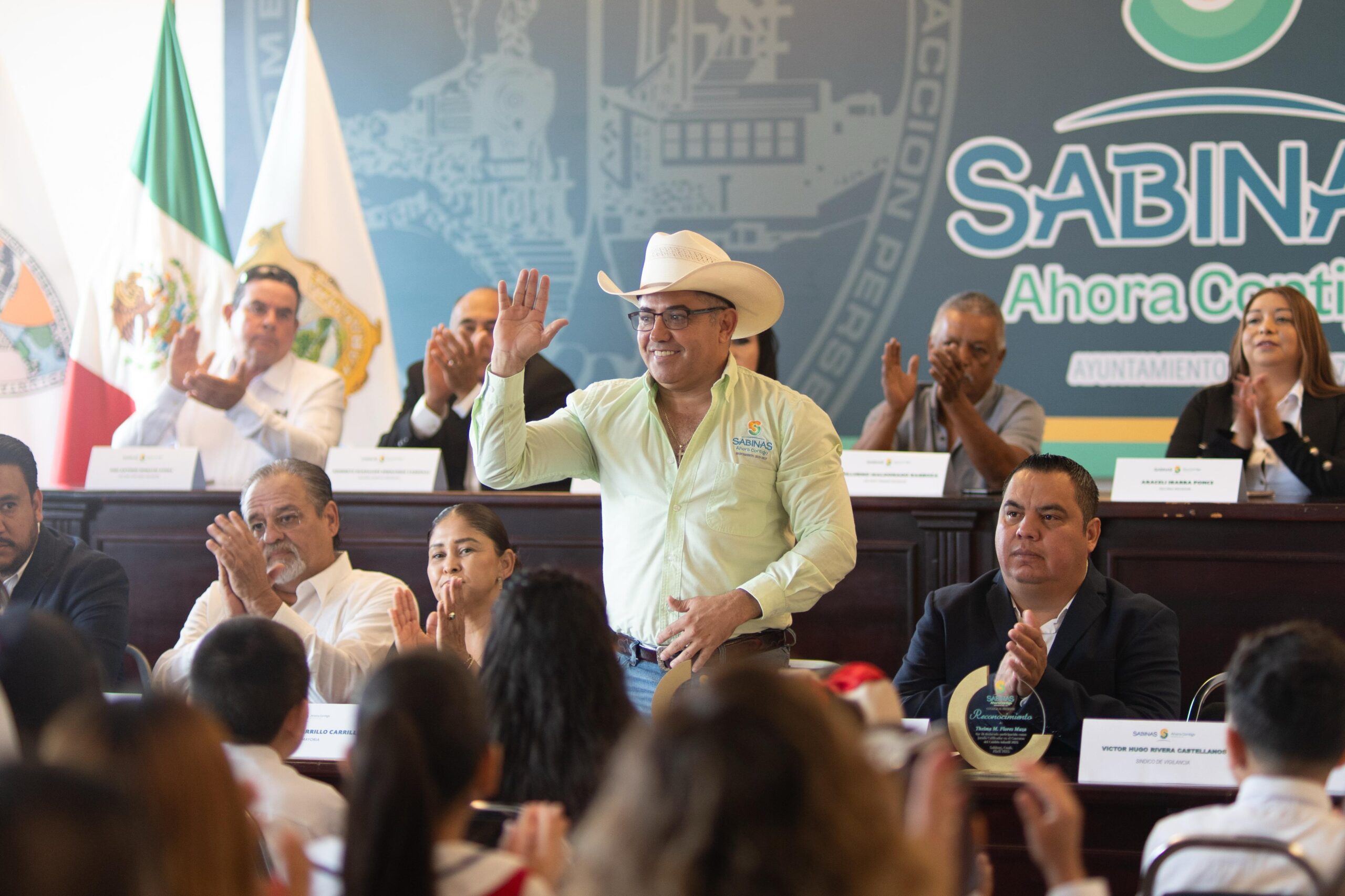 “Luchar por sus sueños”, exhorta “Chano” Díaz a menores en edad escolar