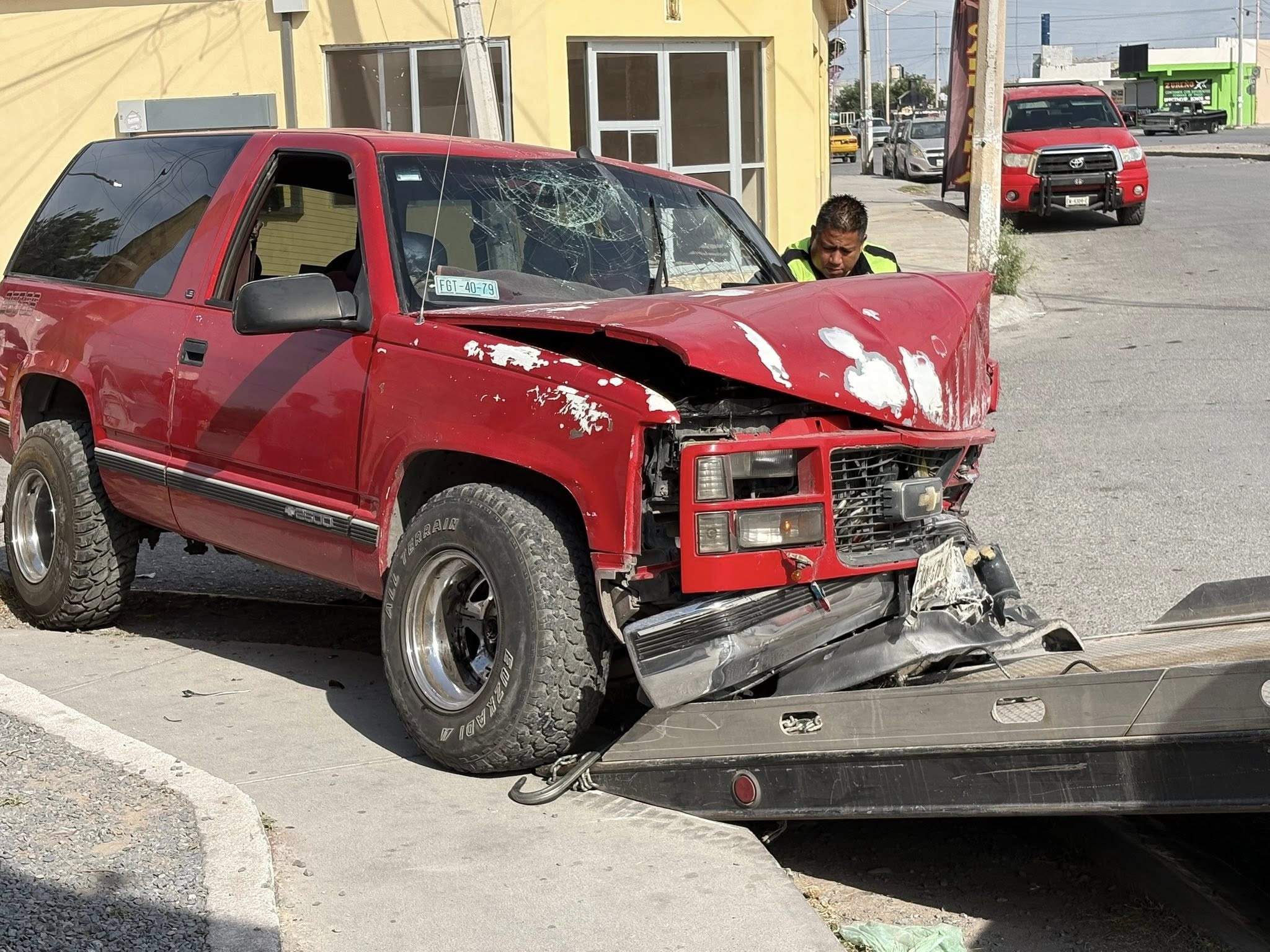 Se estrella contra tienda y se escapa