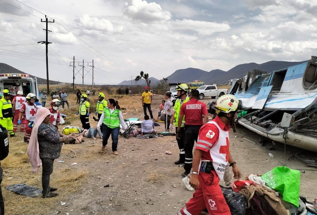 Tres muertos y 17 heridos por volcadura de autobús