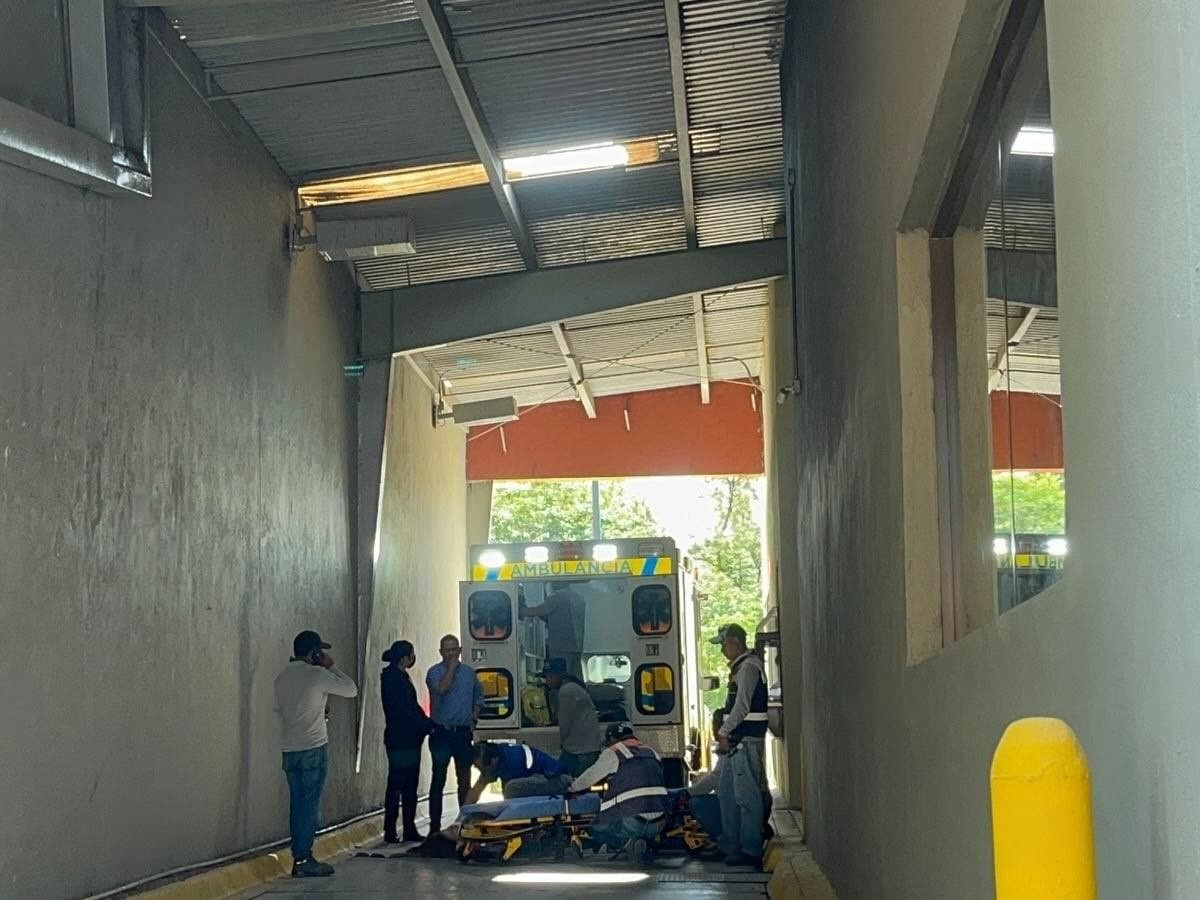 Cae joven desde 4 metros de altura