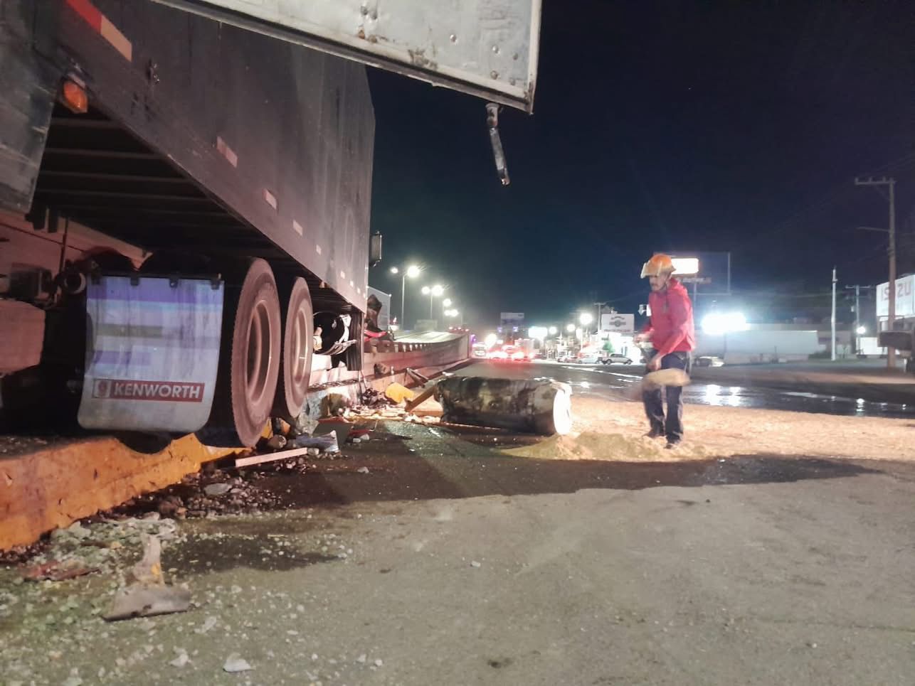 Choca camión y se incendia