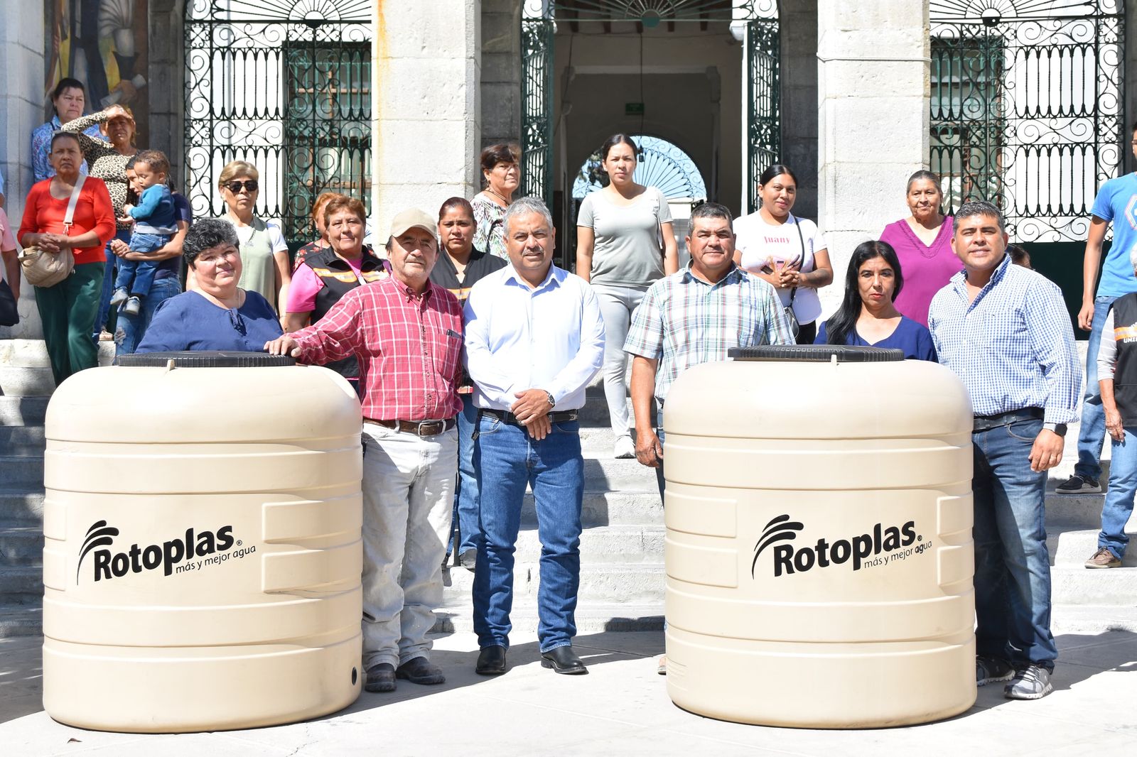 Entrega Ciénegas 70 tinacos subsidiados