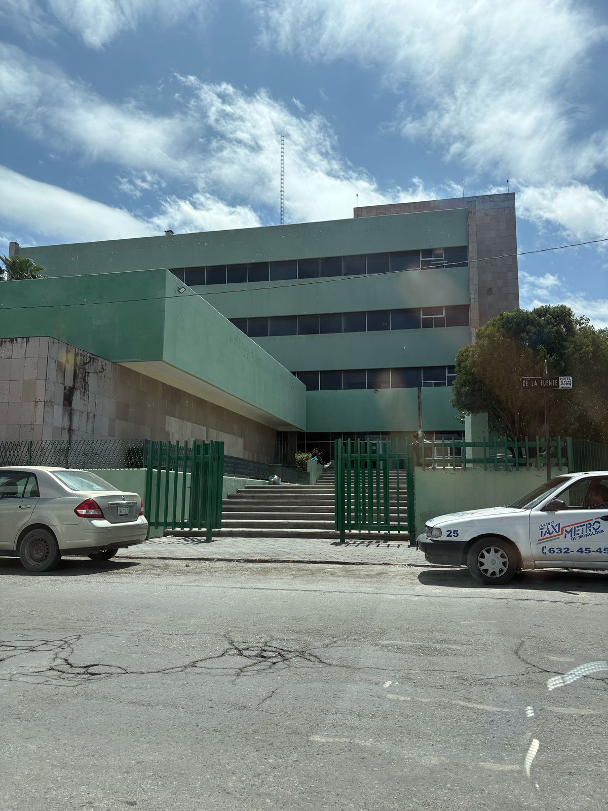 Falla de elevadores colapsa a Clínica 7