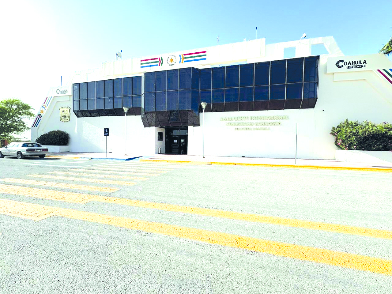 Llegan al aeropuerto aviones y aerotaxis