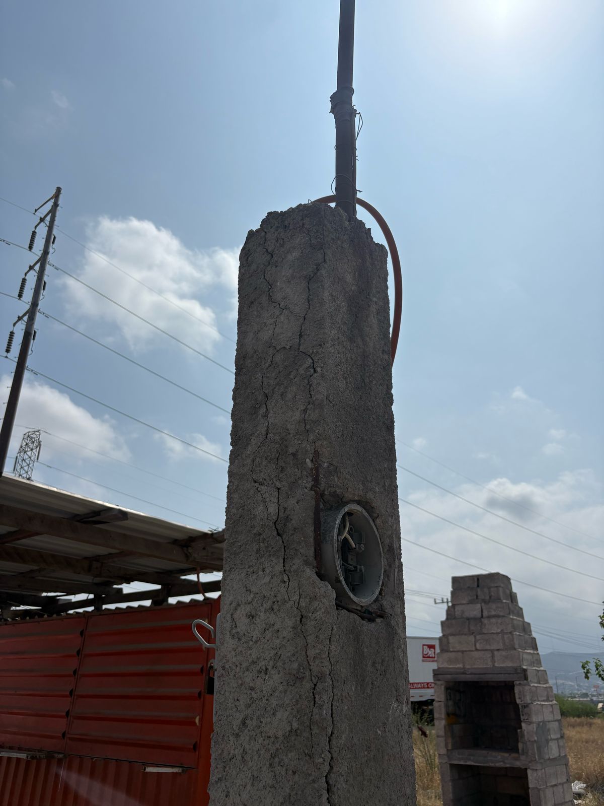 Suspende CFE luz a colgados en Colinas