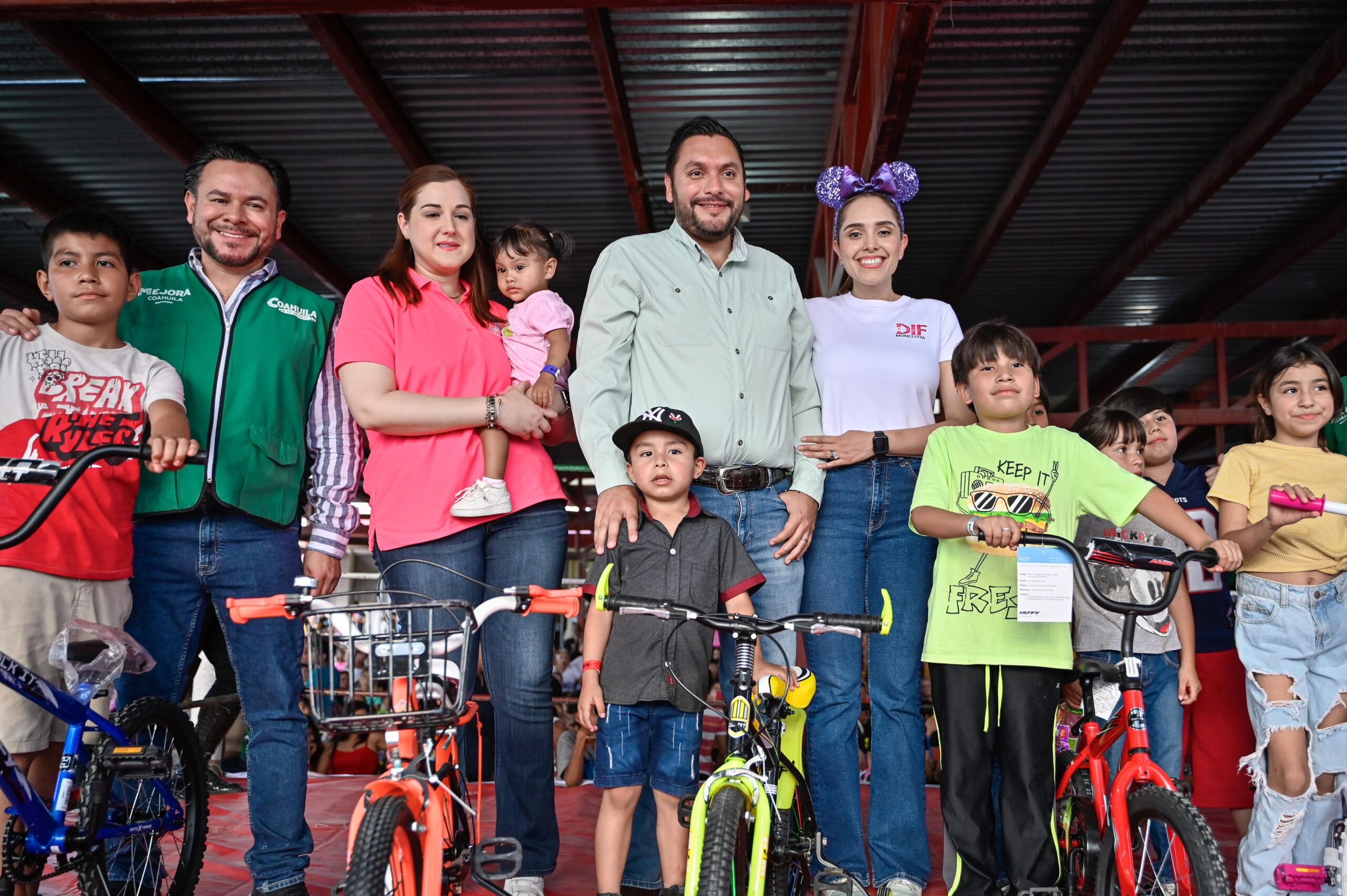 Lleva Carlos fiesta y alegría a los niños