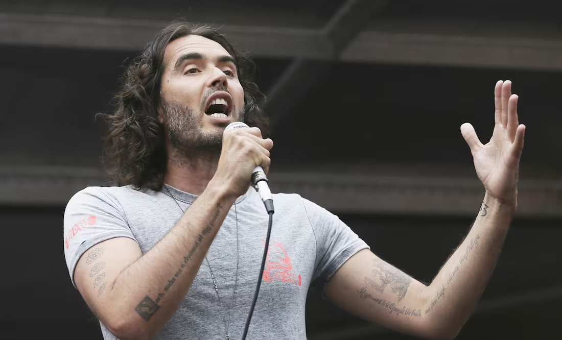Russell Brand es acusado de delito grave y conducta inapropiada hacia cuatro mujeres