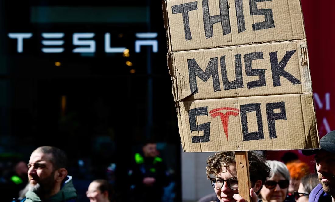 Protestan en Europa contra política comercial de Trump; piden boicot a productos de EU, incluidos los autos de Tesla