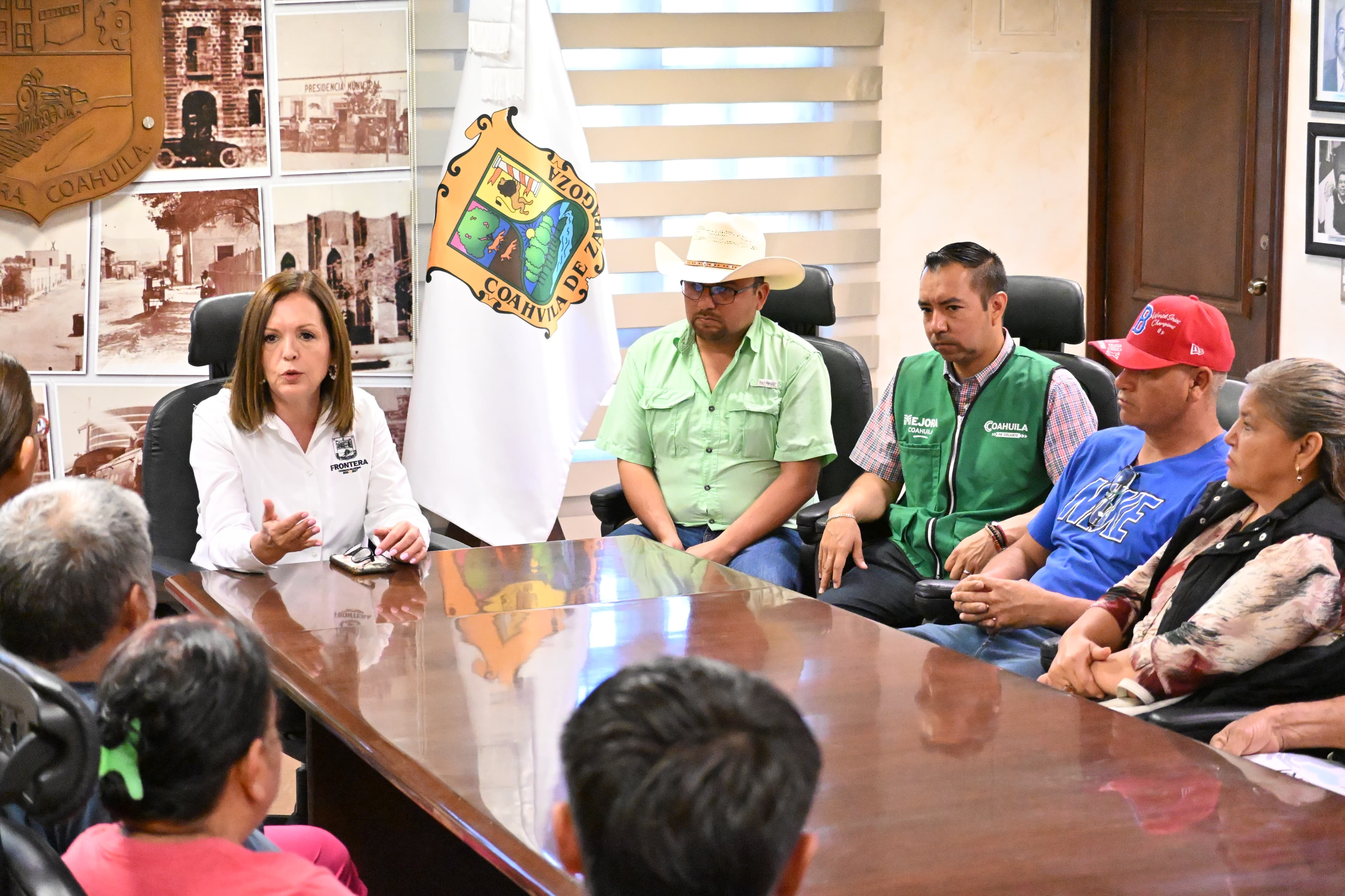 Sari Pérez escucha y atiende a vecinos de la colonia Diana Laura Riojas de Colosio
