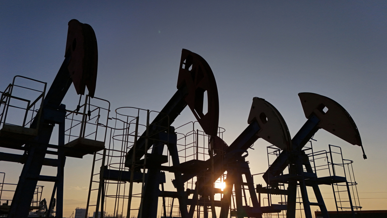 Precios del petróleo caen hasta 2% y profundizan pérdidas por la guerra arancelaria EU-China