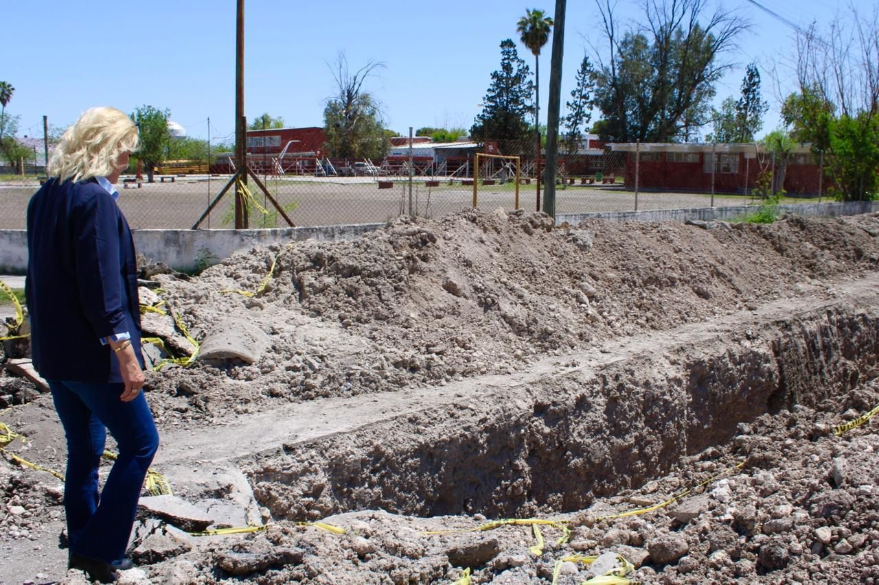 Supervisa alcaldesa Laura Jiménez obra de cambio de tubería en Palaú