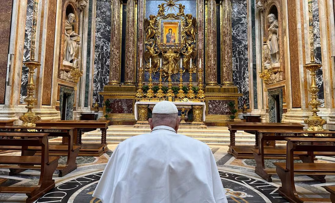 Papa Francisco acude por sorpresa a la basílica de Santa María la Mayor; el líder católico reza antes de la Semana Santa