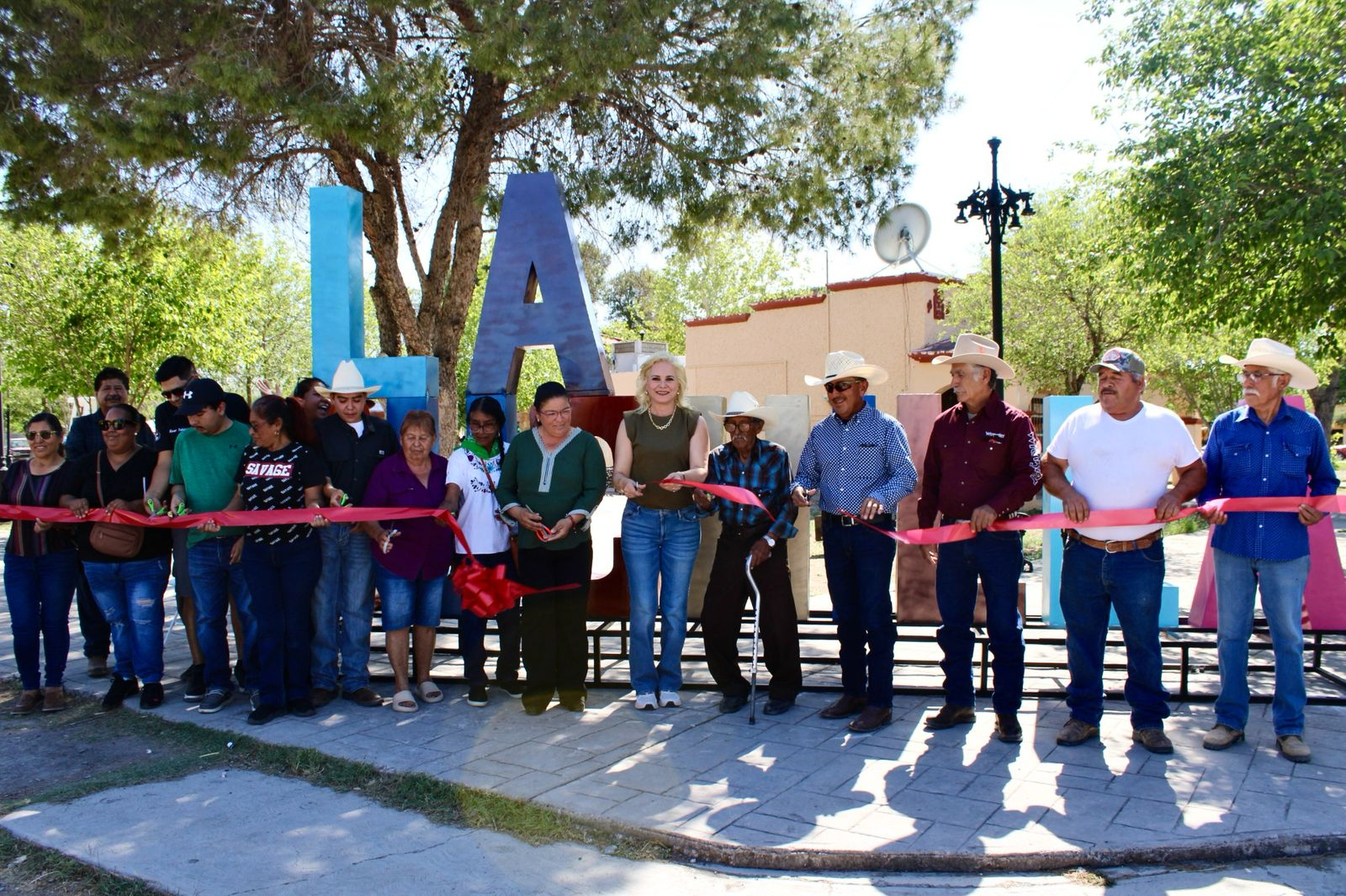 Inauguran Letras de Identidad Turística en el Ejido La Cuchilla, Laura Jiménez y vecinos del Ejido