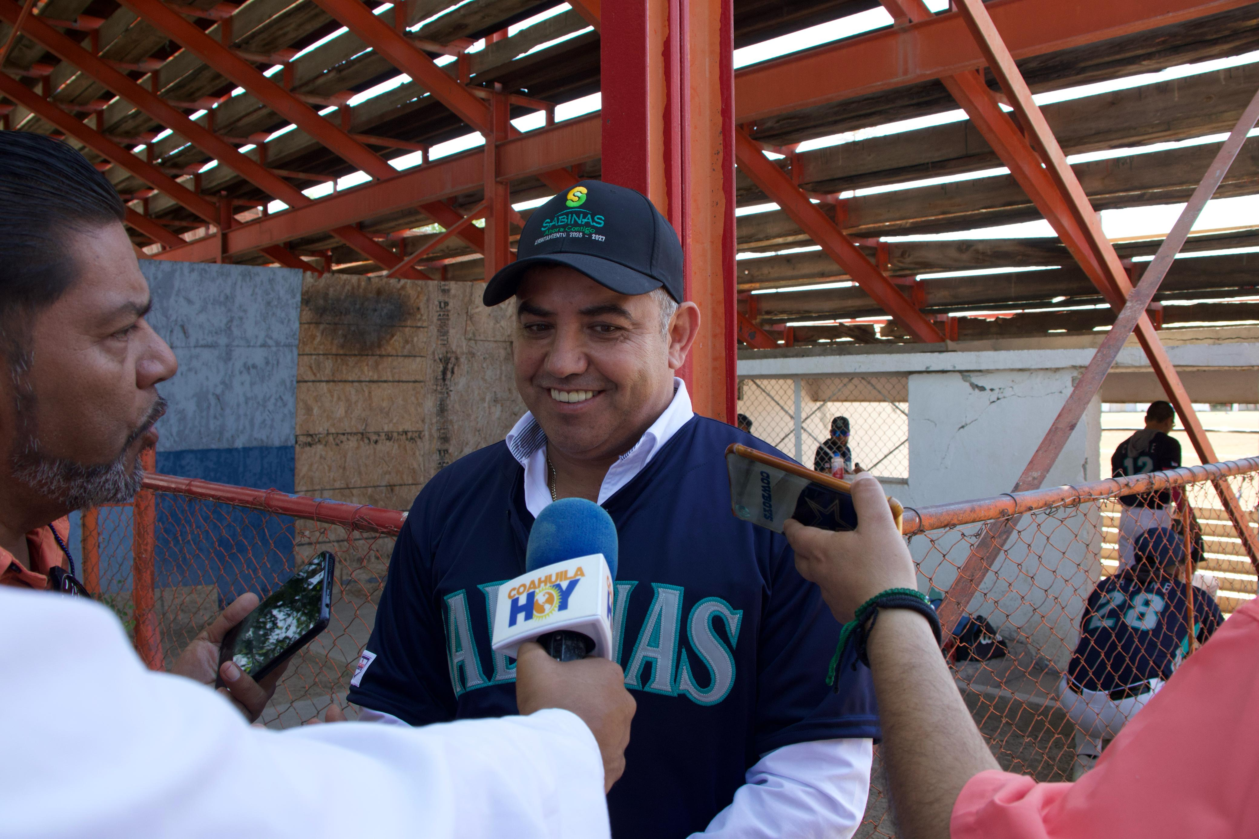 Inaugura Chano Díaz la temporada de béisbol de la Liga del Norte de Coahuila.