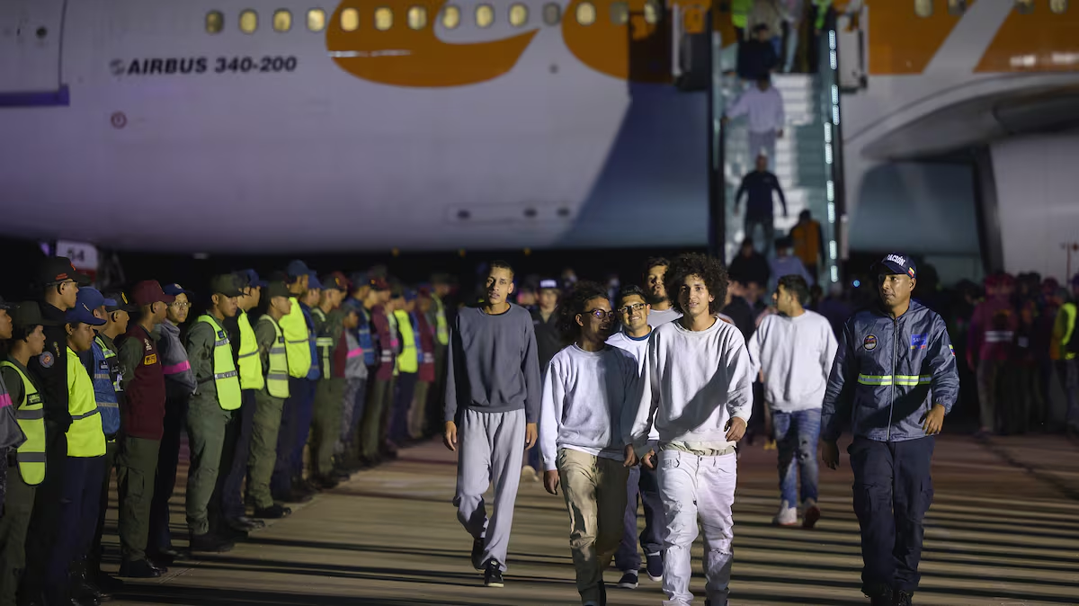 Juez advierte que podría encarcelar a funcionarios de Trump por deportar venezolanos a El Salvador