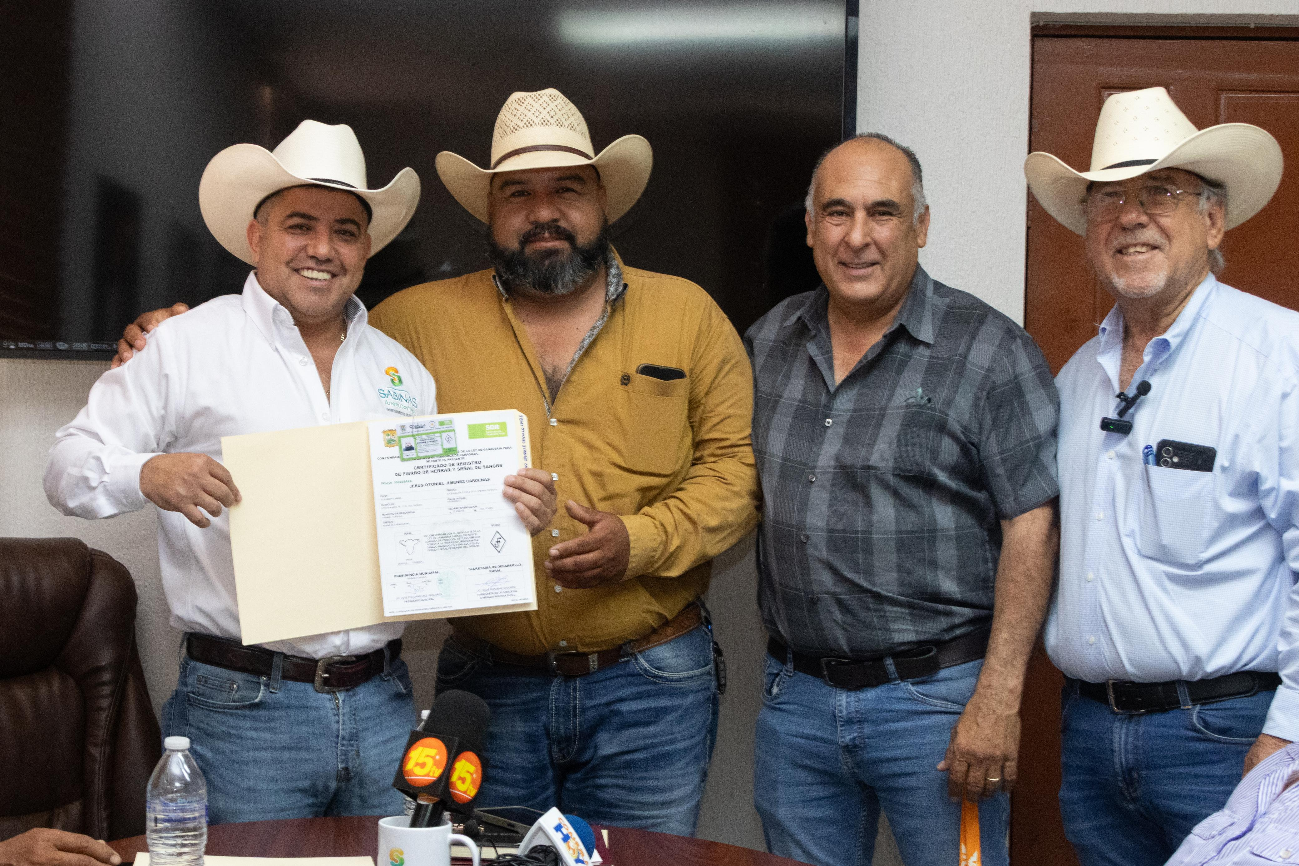Reciben ejidatarios de Sabinas registros de fierros para herrar
