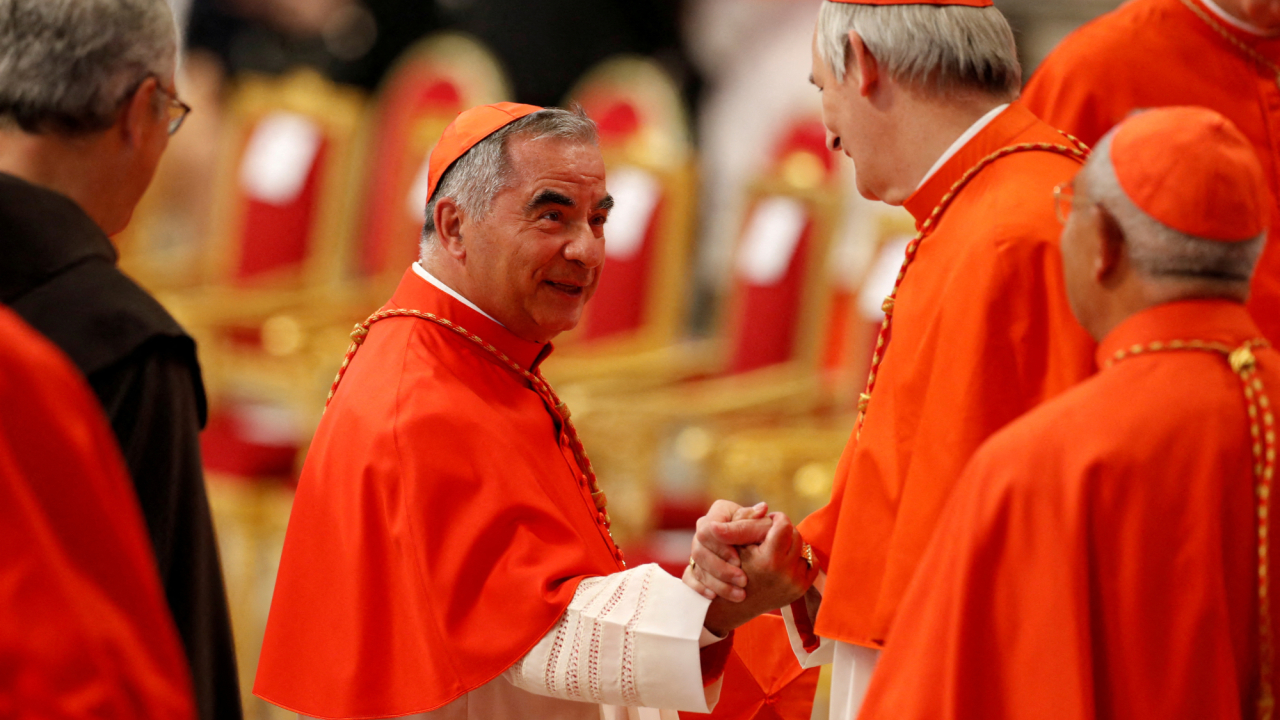 Cardenal italiano acusado de malversación se retira del cónclave papal