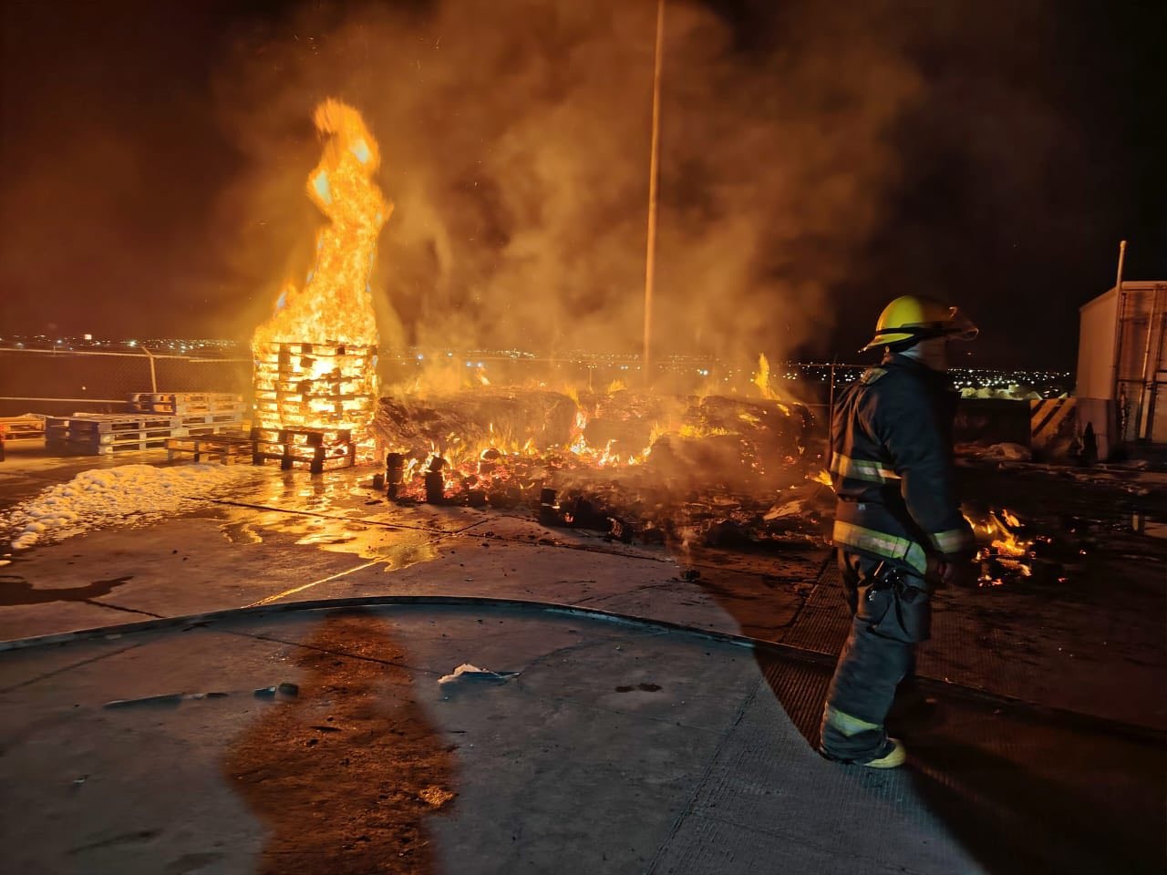 Moviliza a corporaciones fuerte incendio en Aurrera