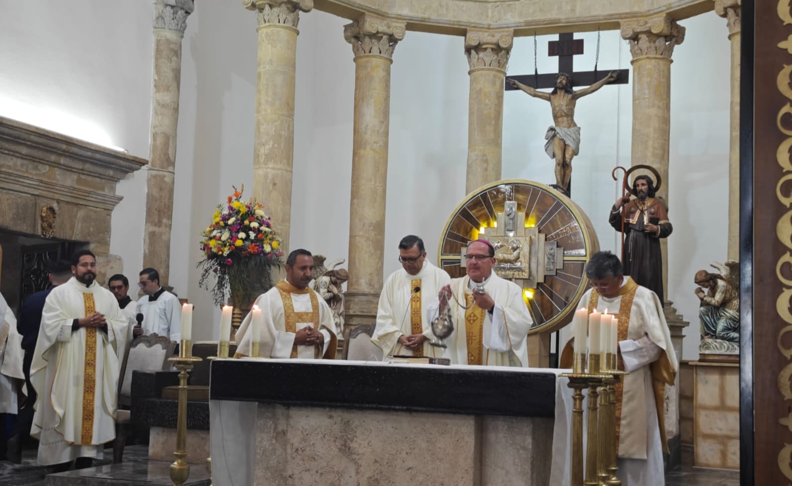 Invita el Obispo a vivir días santos en oración