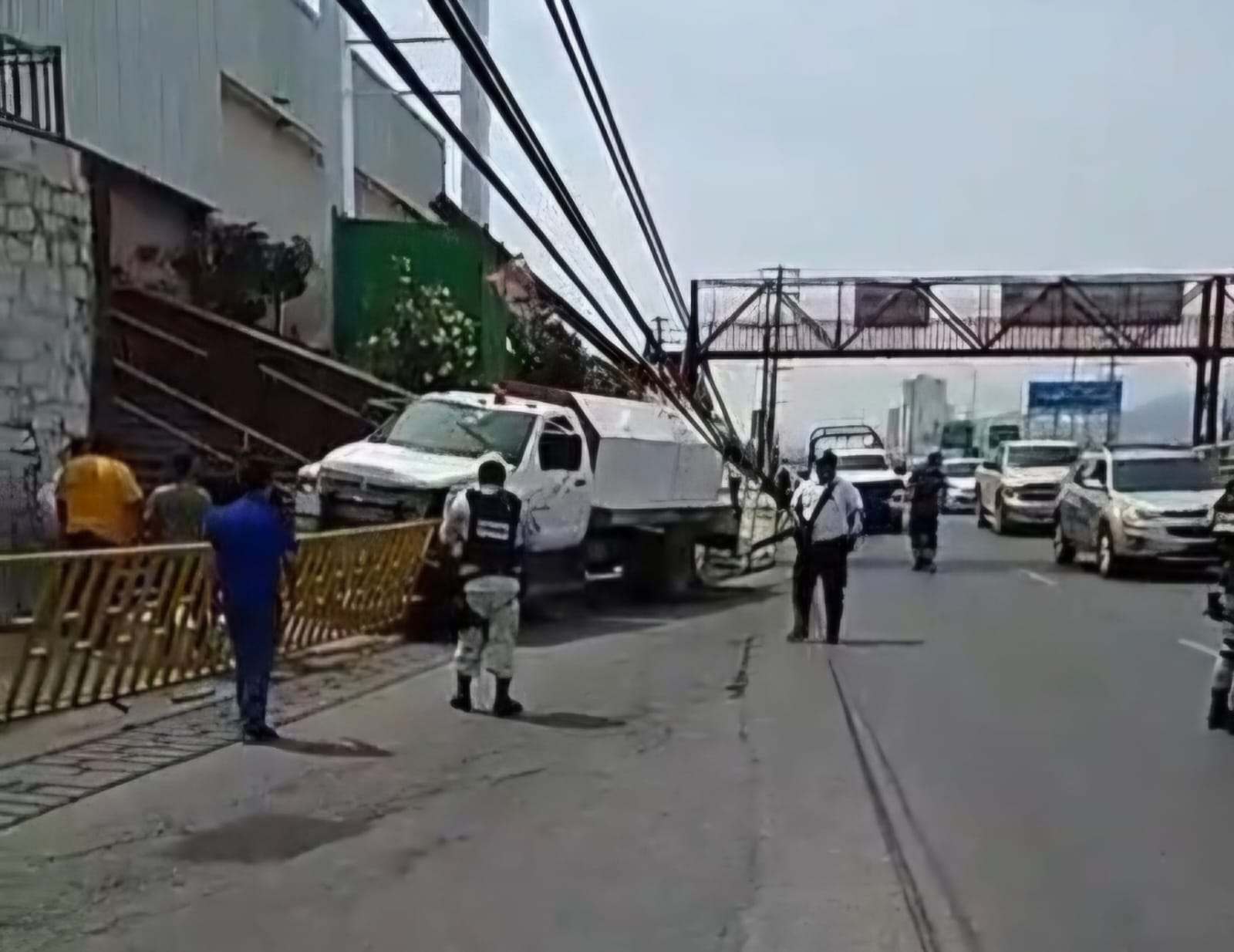 Tumba poste y choca contra barda una pipa