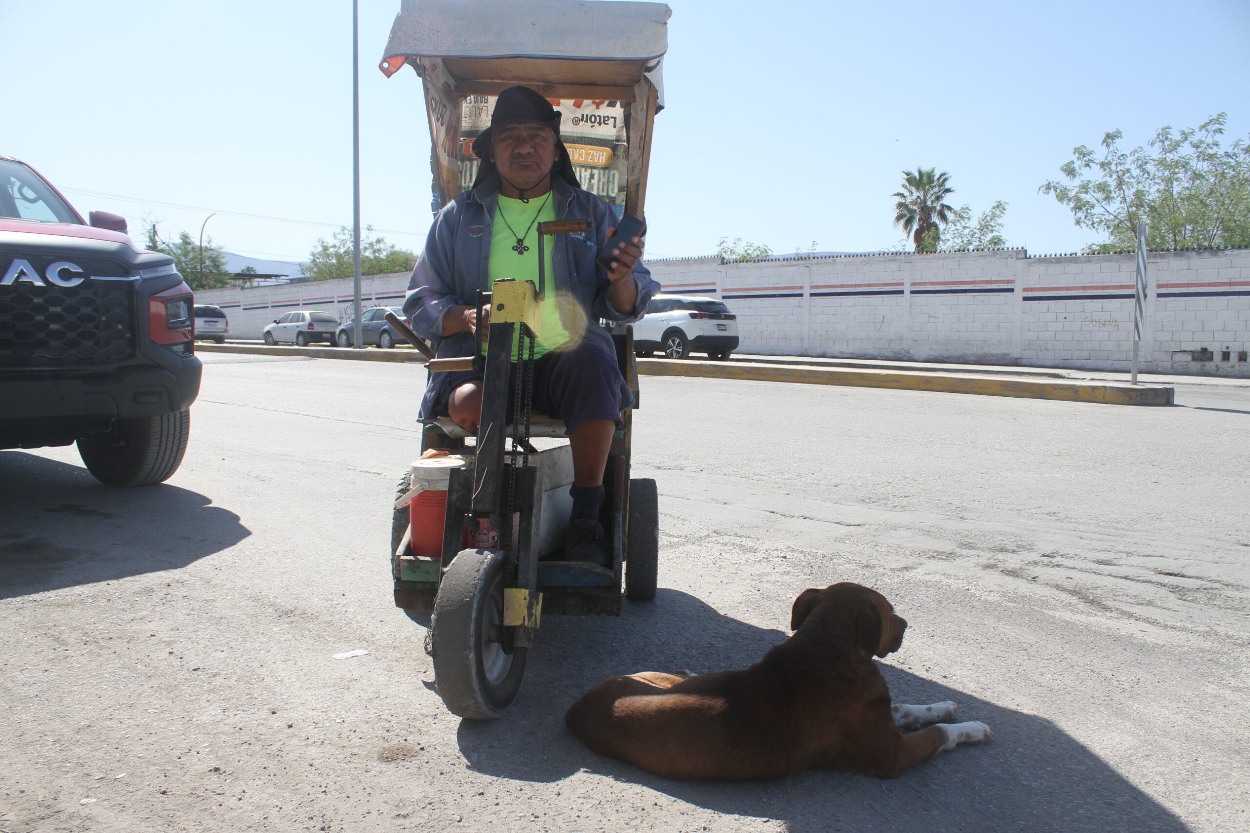 Pedalear para sobrevivir; Elías no tiene otra opción