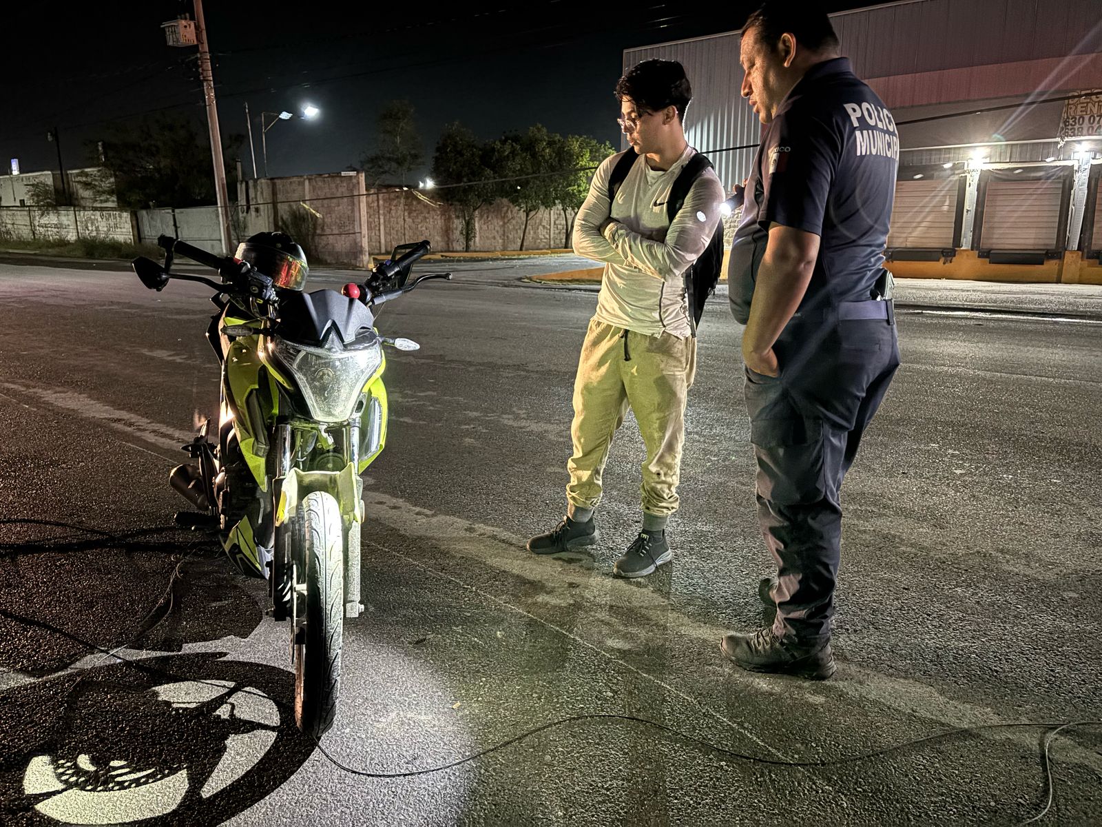 Se accidenta motociclista con cables que colgaban