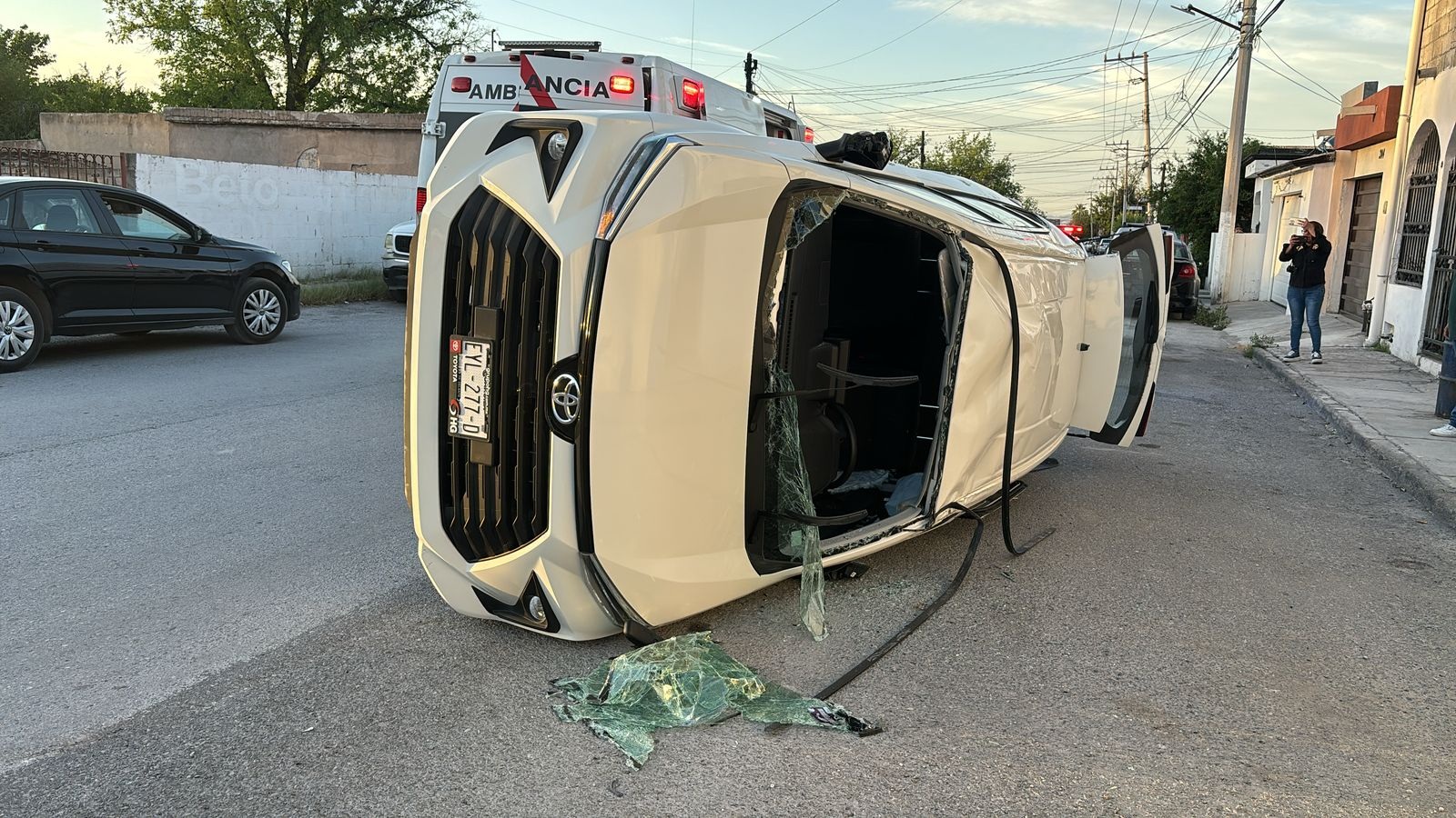 Impacta a camioneta con familia y la vuelca