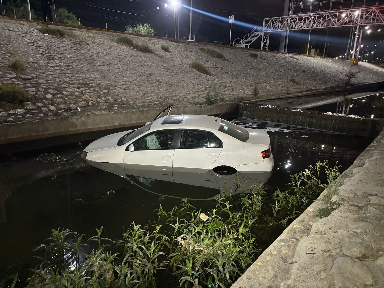 “Vuela” auto y acaba en lecho del río Monclova
