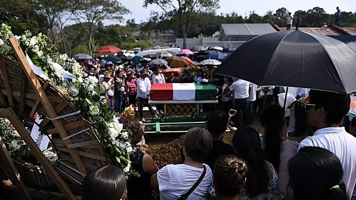 Entierran en Xalapa a Yamilet, cadete fallecida en Nueva York
