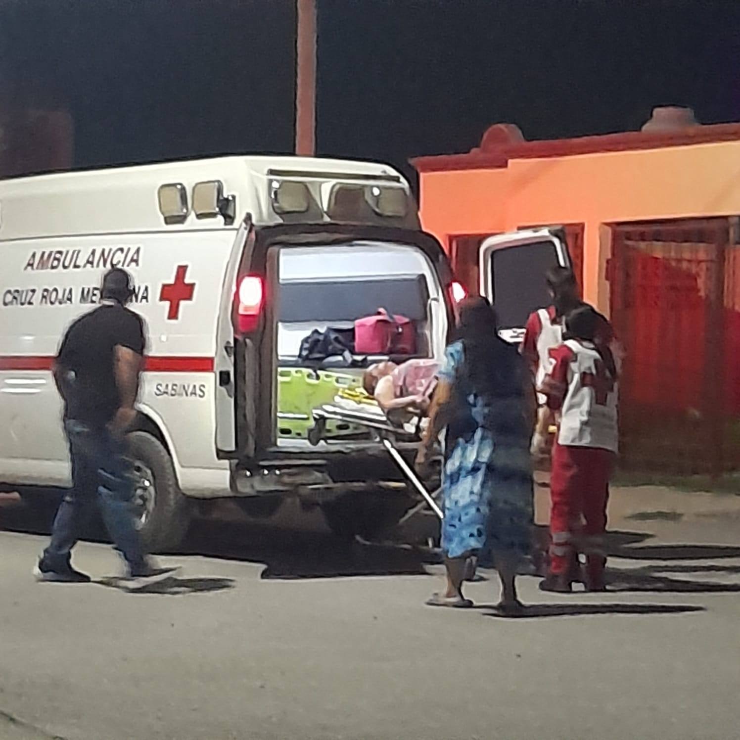 Auxilian a abuelita frente de su hogar
