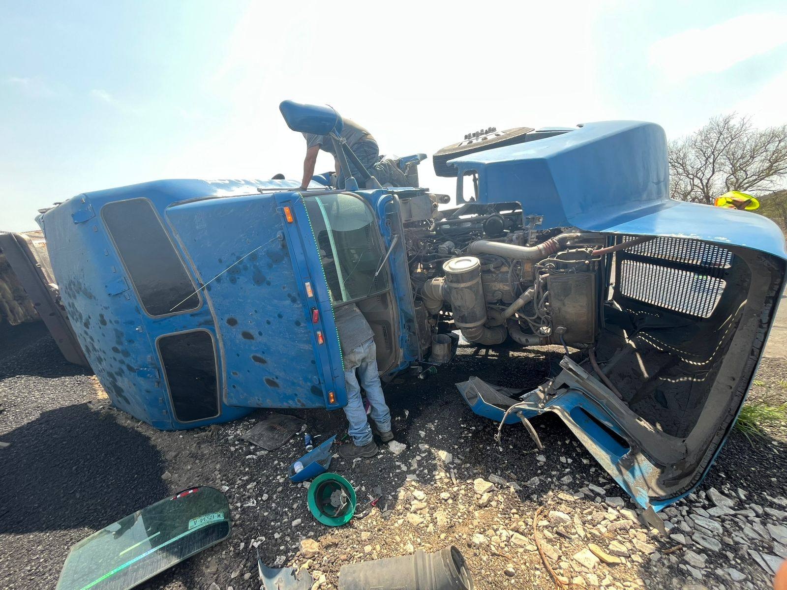 Vuelca tráiler carbonero en la autopista Premier