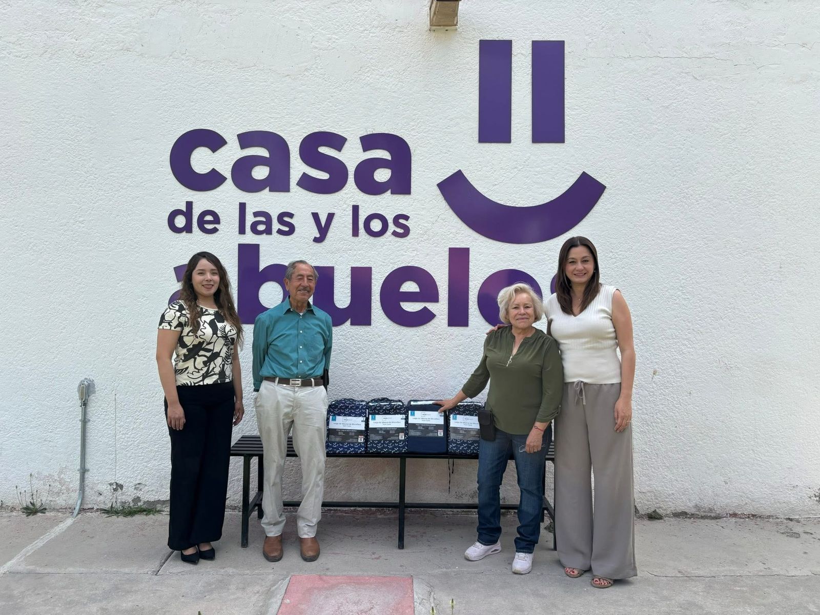 Amigos de Parras entregan apoyo Casa de los Abuelos