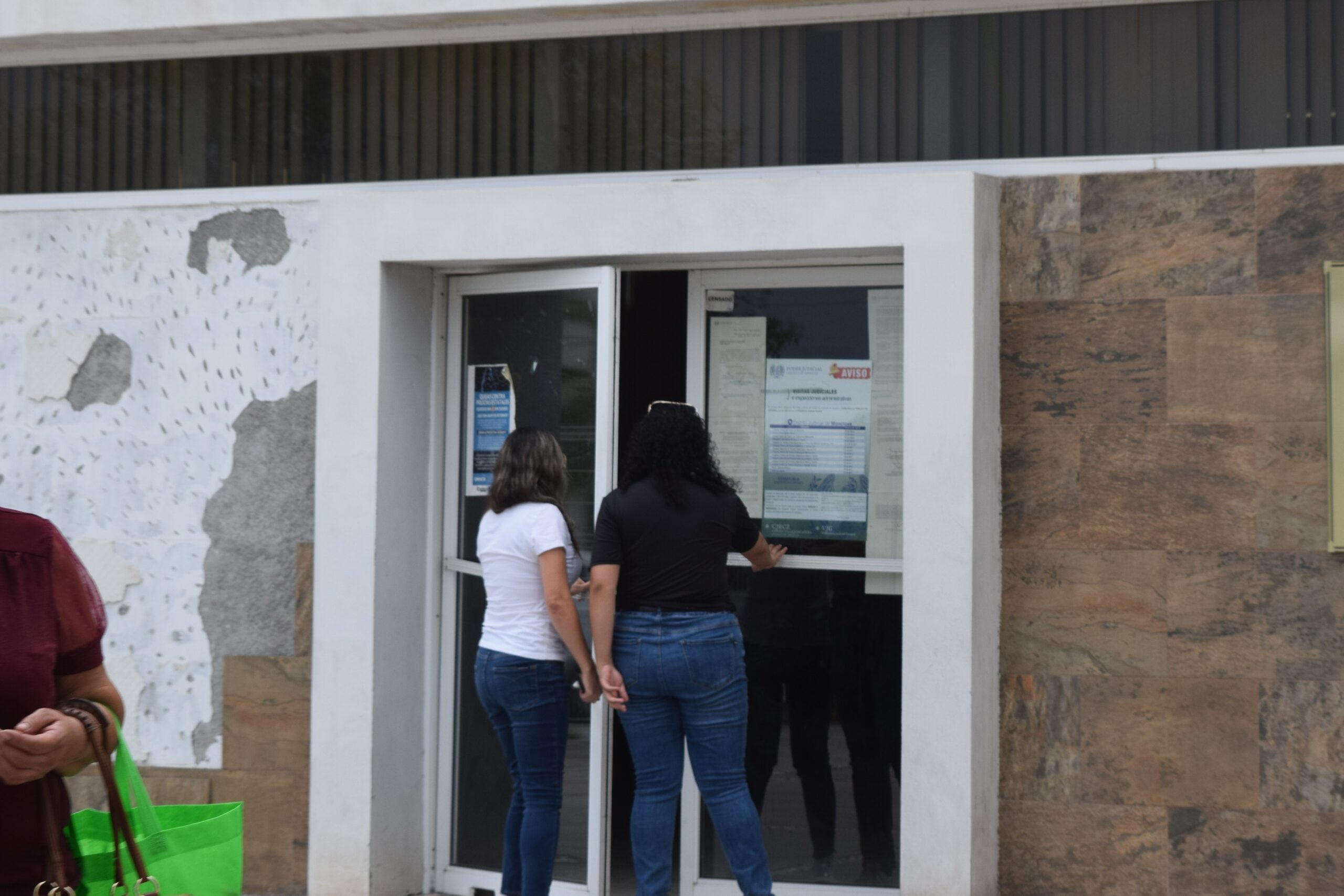 Le Imponen brazalete y resguardo a Yuvisela