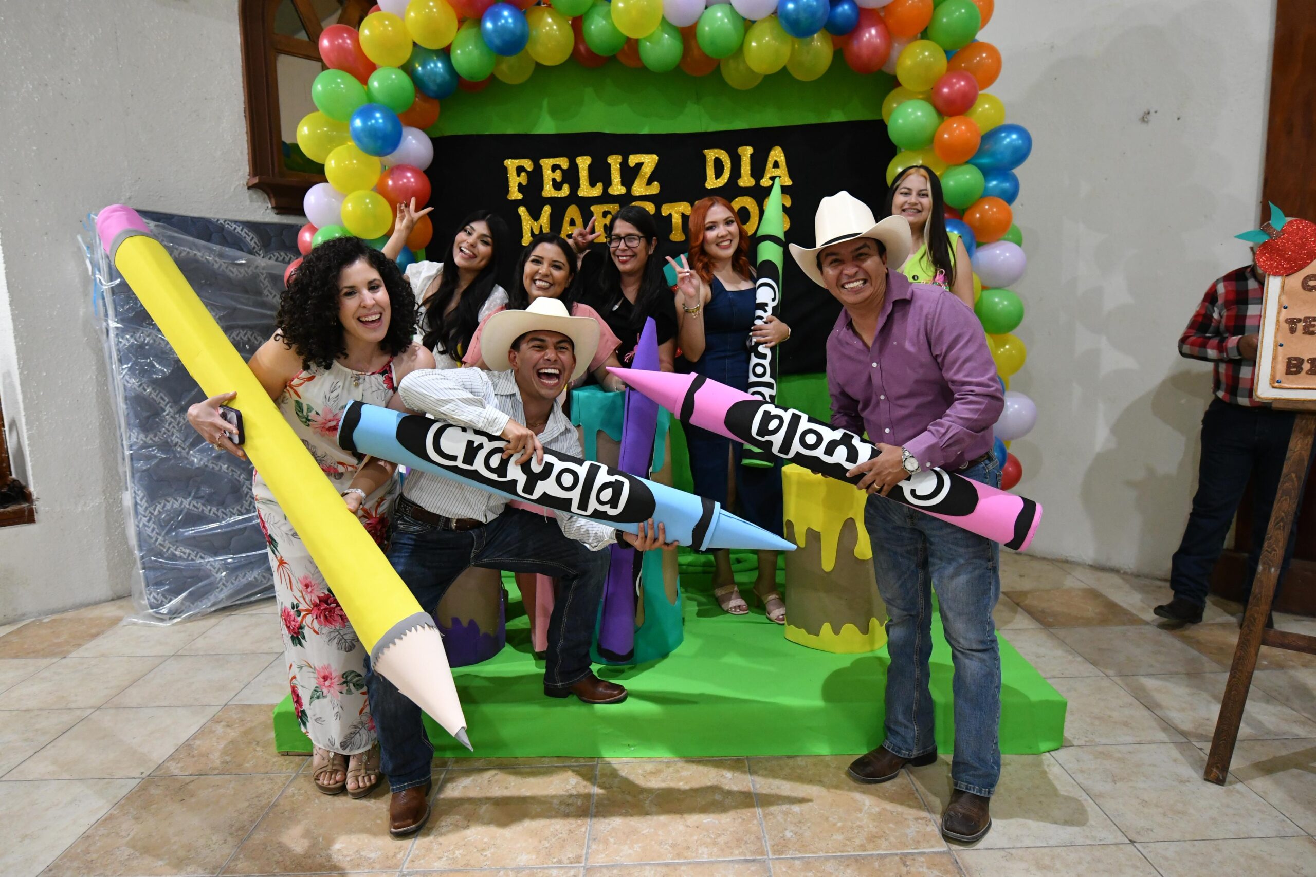 Festeja Candela a maestros en su día