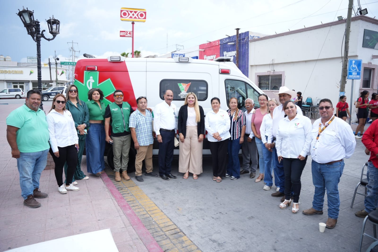 Cumple Yesica con entrega de ambulancia en Castaños