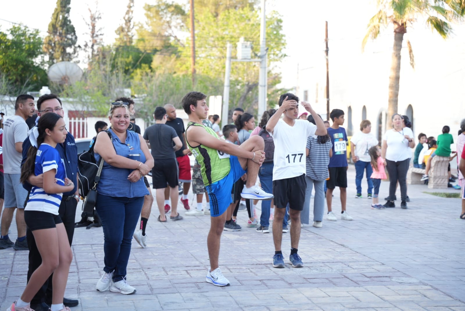Estudiantes llenan de color calles de Castaños
